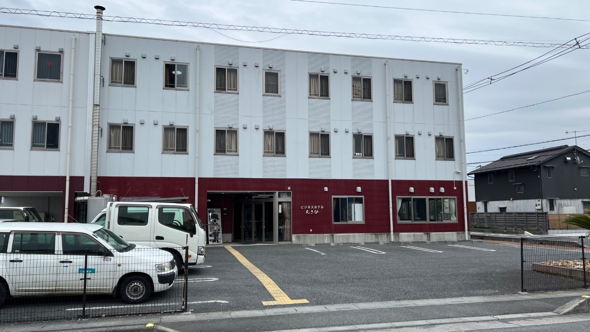 ビジネスホテルあさひの外観（正面・駐車場あり）