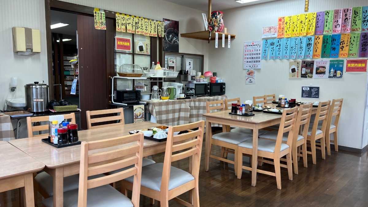 ビジネスホテルあさひの朝食会場（食堂全体）