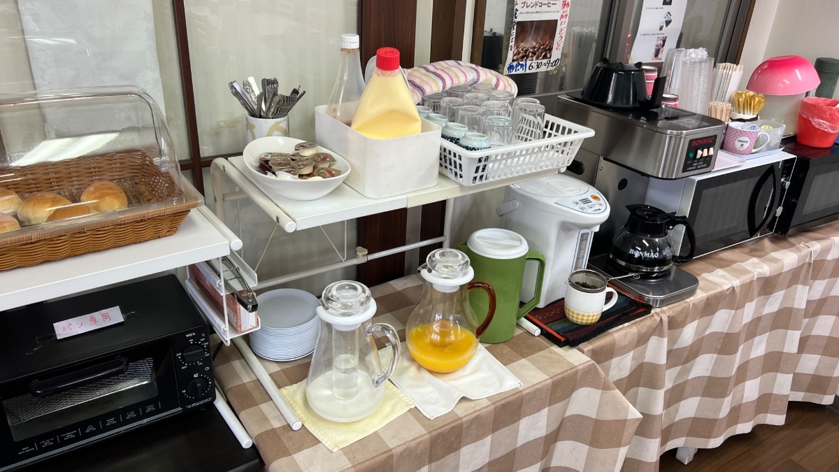 ビジネスホテルあさひの朝食ドリンク・パンコーナー