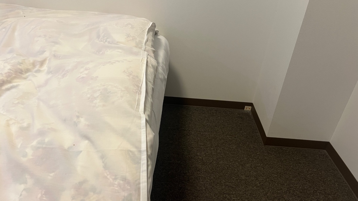 ビジネスホテルあさひのベッドの掛け布団（はみ出し運用）
