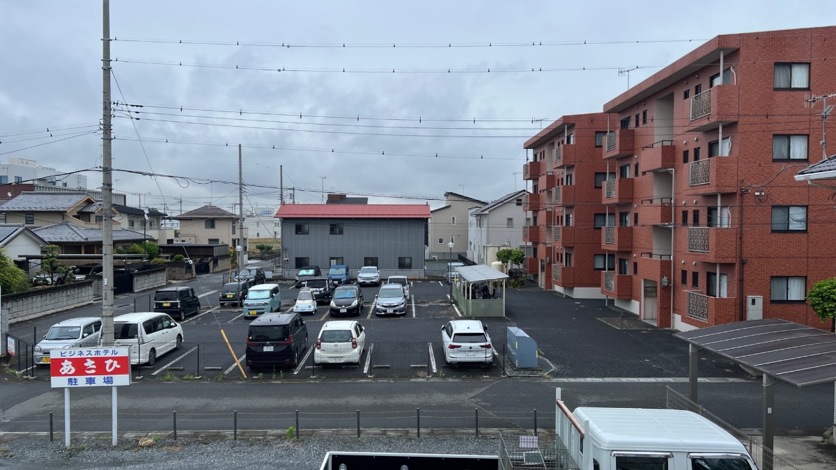 ビジネスホテルあさひの部屋からの眺め（駐車場）