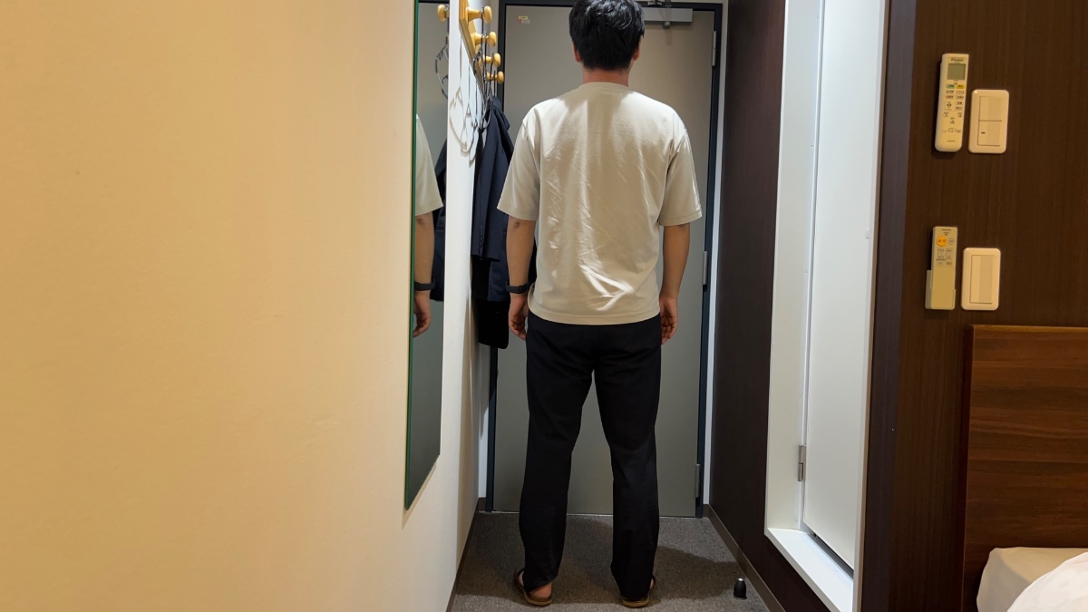 ビジネスホテルあさひの部屋入口の通路幅（人1.5人分）