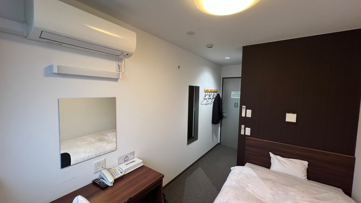 ビジネスホテルあさひの部屋のエアコン設置位置（デスク真上）