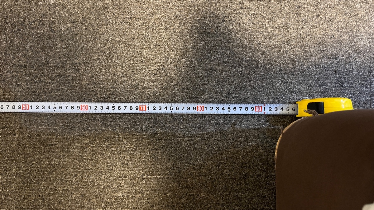 ビジネスホテルあさひのベッド後ろスペース計測（94cm）