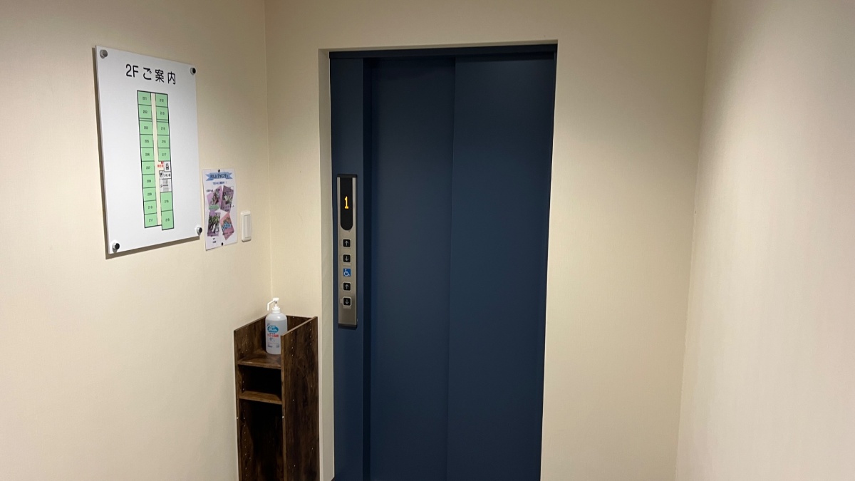 ビジネスホテルあさひのエレベーター（2Fフロア案内付き）
