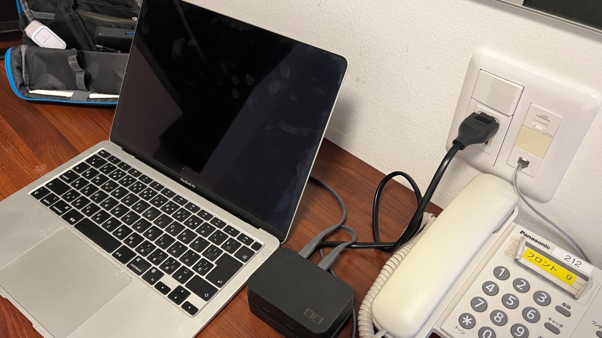 ビジネスホテルあさひのデスクコンセントでPC充電中