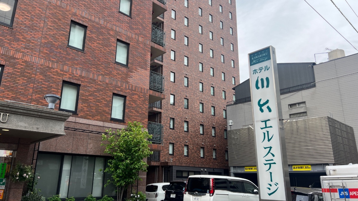 ホテル川六エルステージ高松の外観と看板