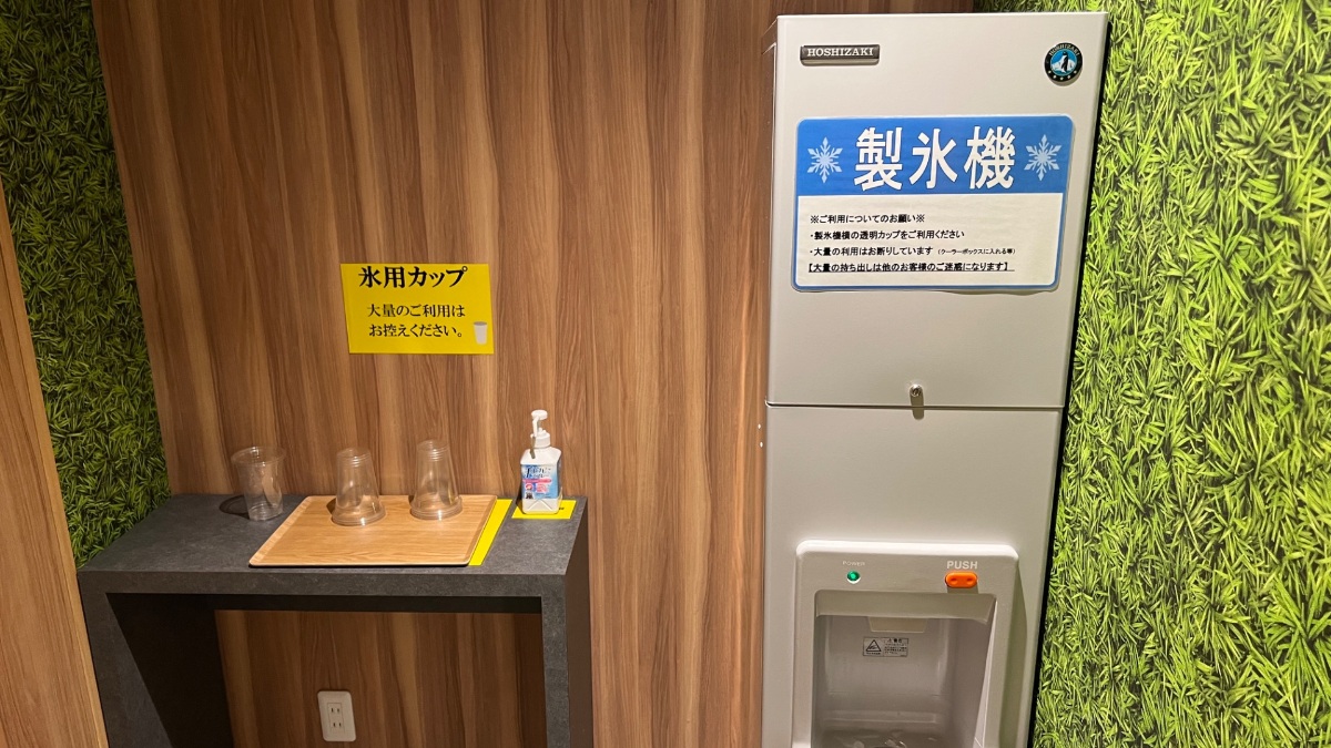 ホテル川六エルステージ高松の製氷機と氷用カップ