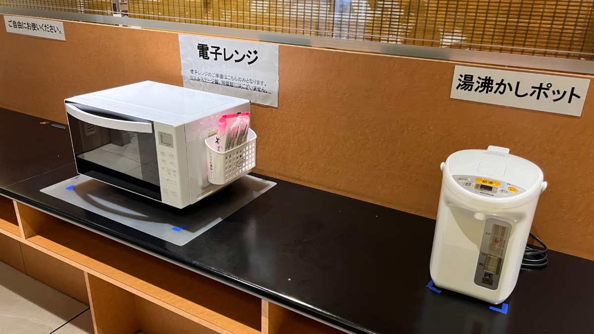 ホテル川六エルステージ高松の電子レンジと湯沸かしポット