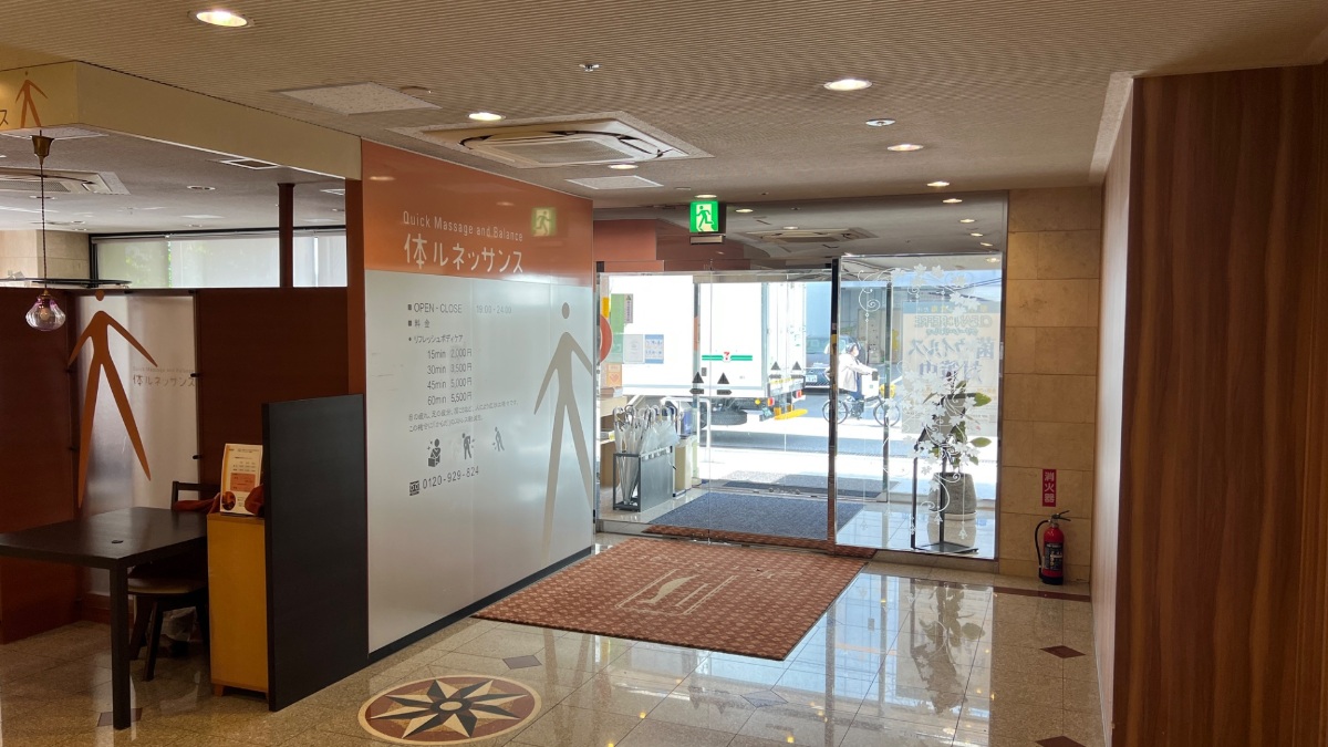 ホテル川六エルステージ高松1階のマッサージ店体ルネッサンス入口