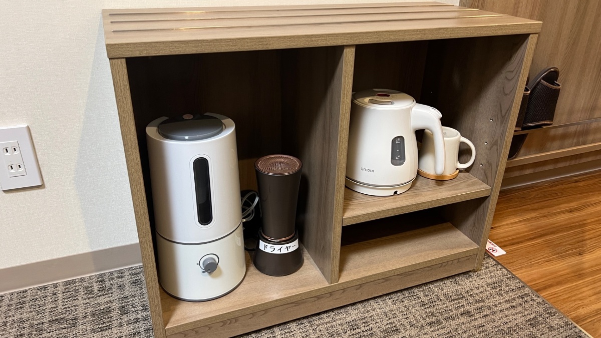 ホテル川六エルステージ高松の加湿器と湯沸器の棚