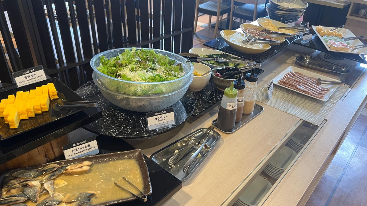 ホテルルートインGrand太田駅前の朝食ビュッフェ台（サラダバー・和食メニュー）