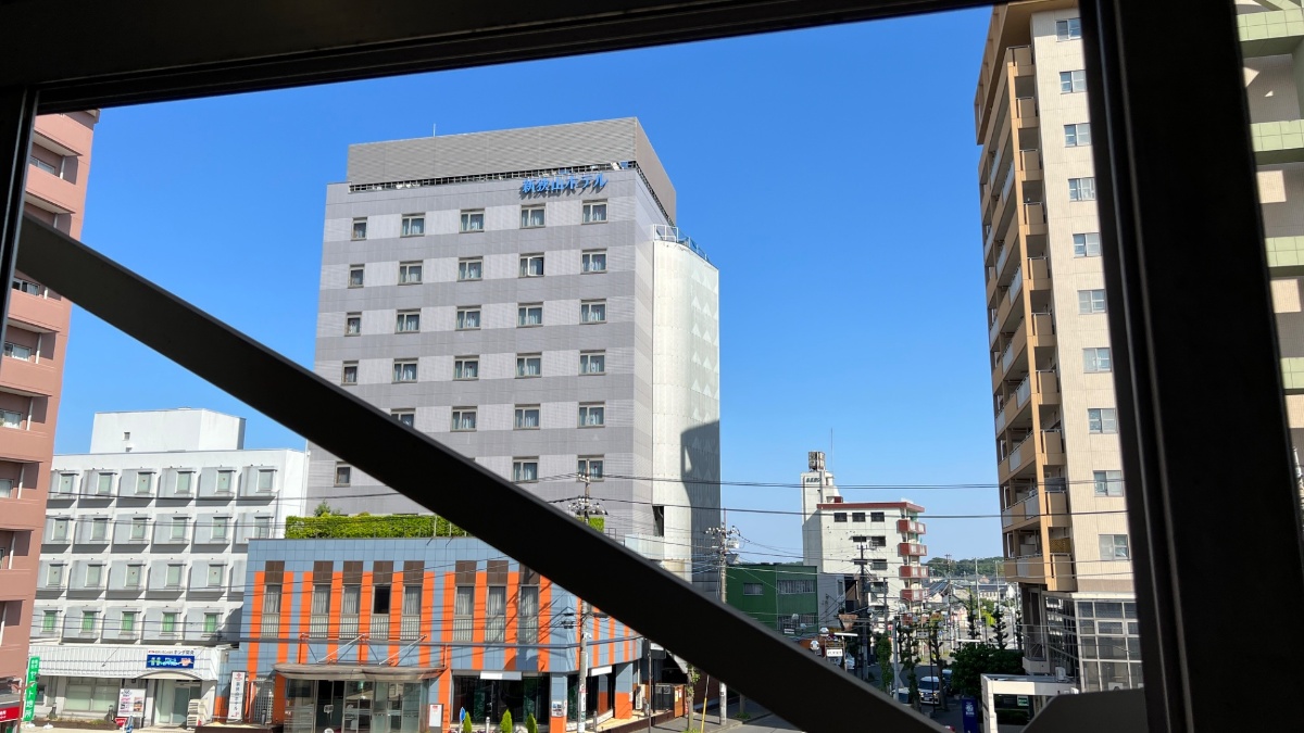 新狭山ホテルの駅周辺から見た建物外観