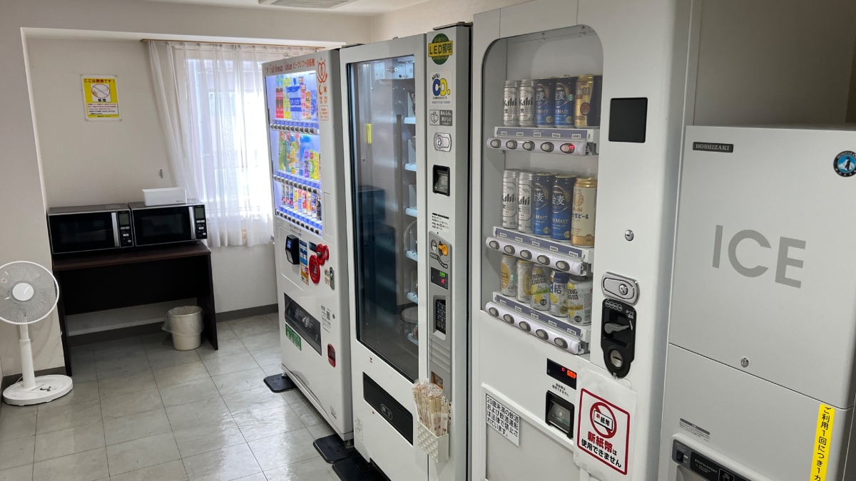 新狭山ホテル5階の電子レンジ・自販機・製氷器コーナー