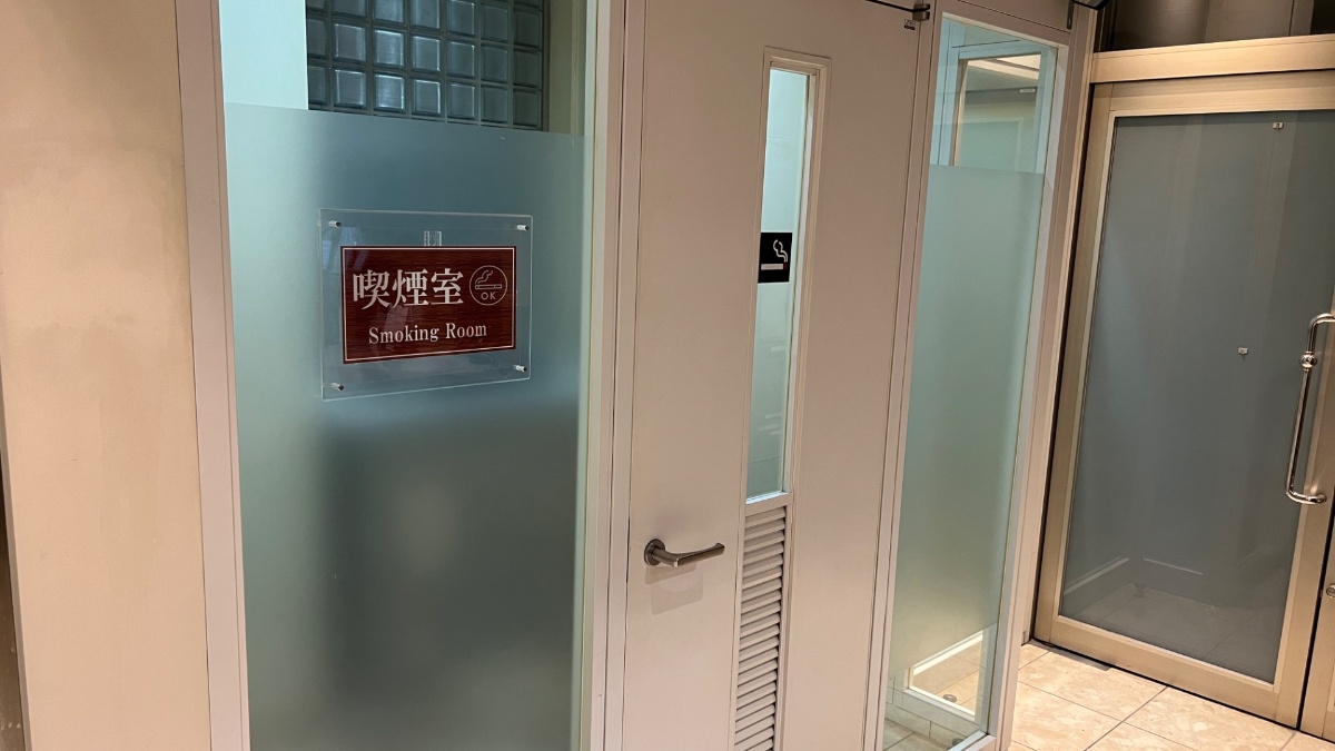 新狭山ホテル1階の喫煙室入口