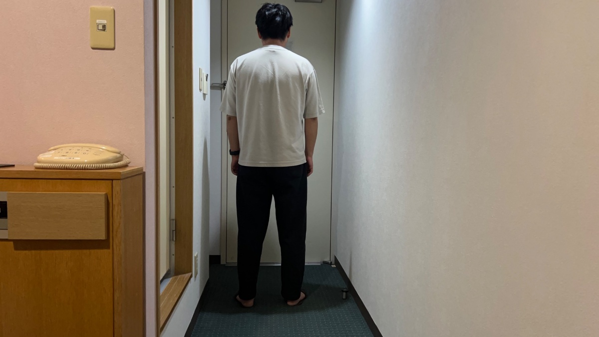 新狭山ホテルの部屋の入口側からの廊下