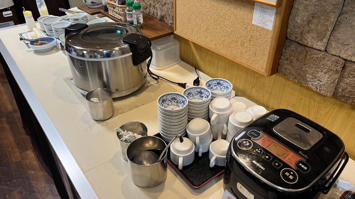 ホテルアークワン大宮・中浦和駅前の朝食カウンター（ご飯・汁物・おかず）