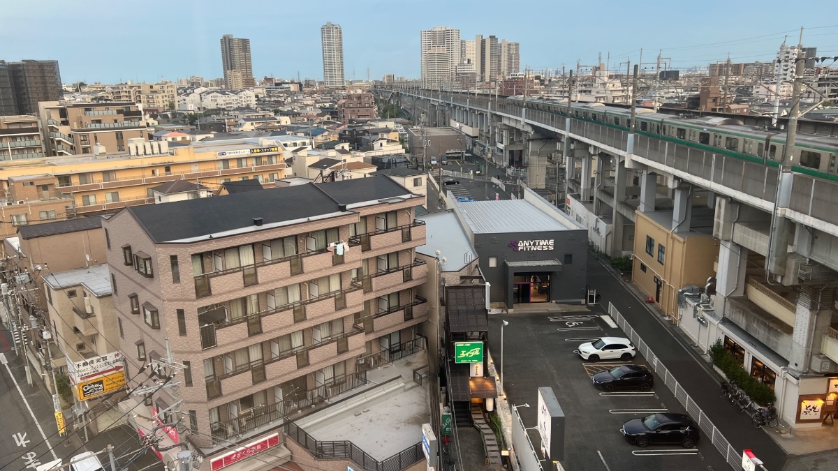 ホテルアークワン大宮・中浦和駅前の窓からの眺望（埼京線・新幹線の線路と街並み）