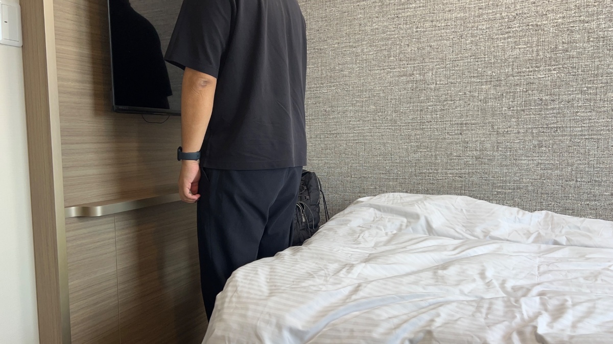 ホテルアークワン大宮・中浦和駅前の部屋の通路幅（人が立った様子）