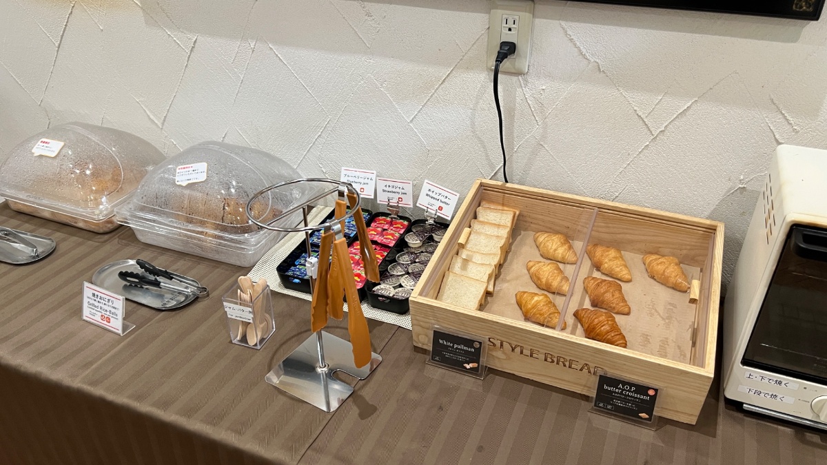 小田急ステーションホテル本厚木の朝食のパンコーナー(食パン・クロワッサン)