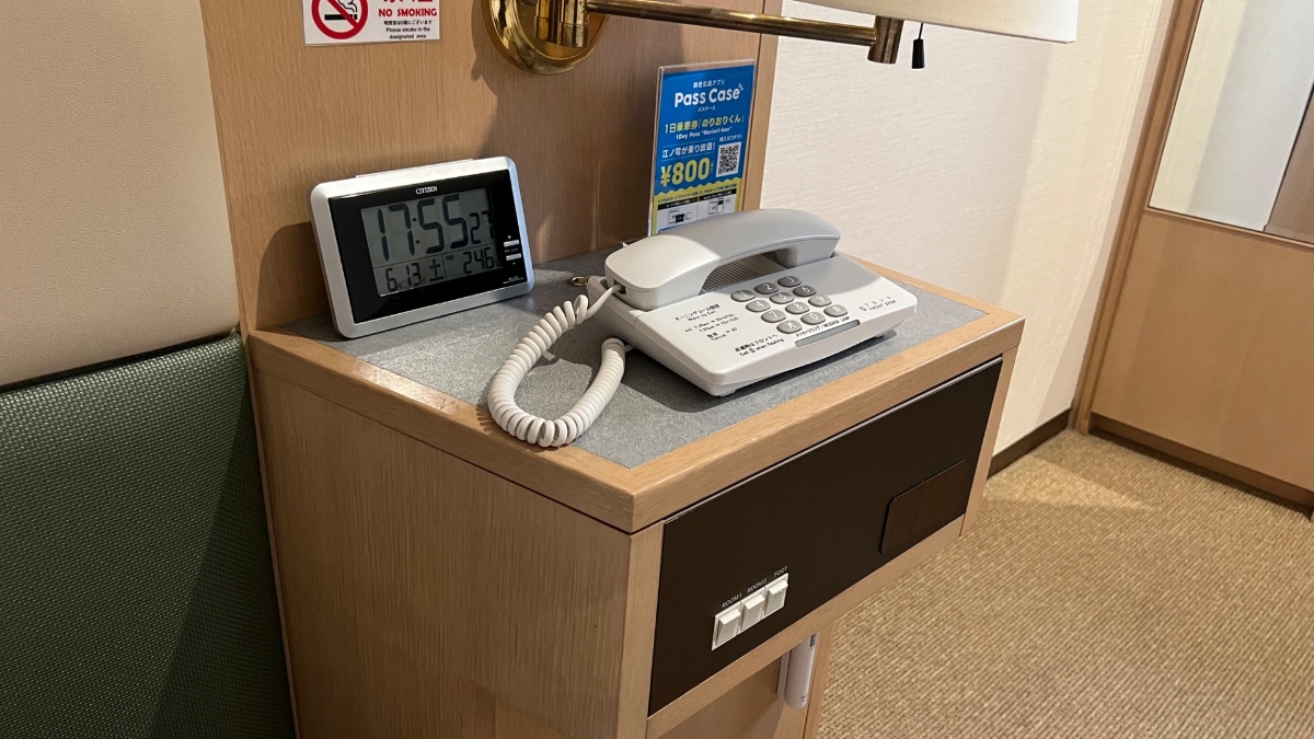 小田急ステーションホテル本厚木のベッド横の棚(時計・電話)