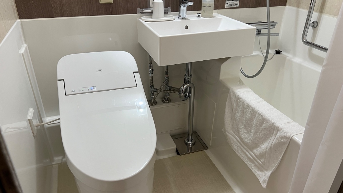 新狭山第一ホテルのユニットバス全景(トイレ・洗面台)