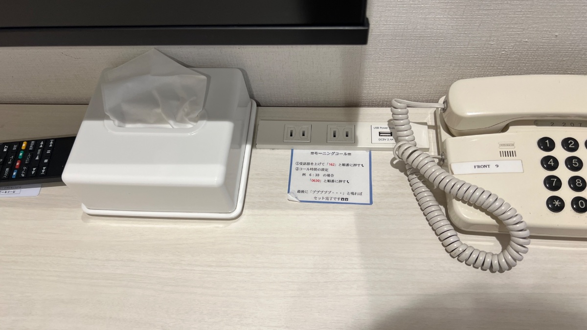 新狭山第一ホテルのデスクのコンセント(2口+USBポート)