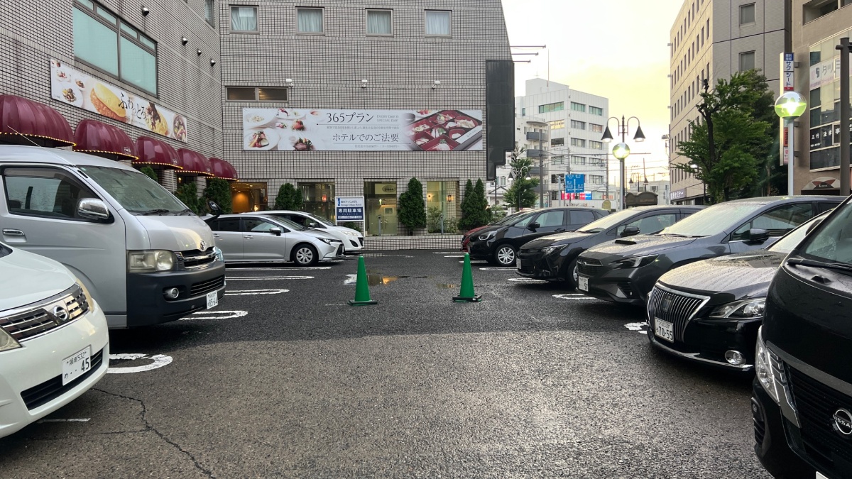 厚木アーバンホテルの敷地内平面駐車場