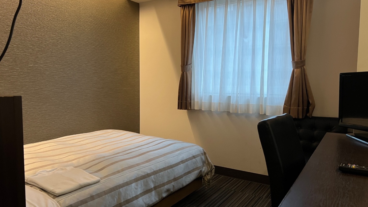 厚木アーバンホテルの部屋全景(ベッド・窓)