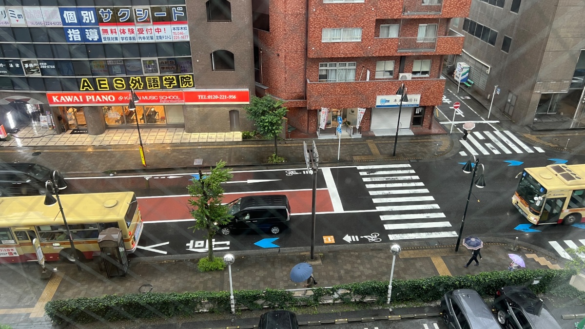 厚木アーバンホテルの窓からの眺望(面した道路)