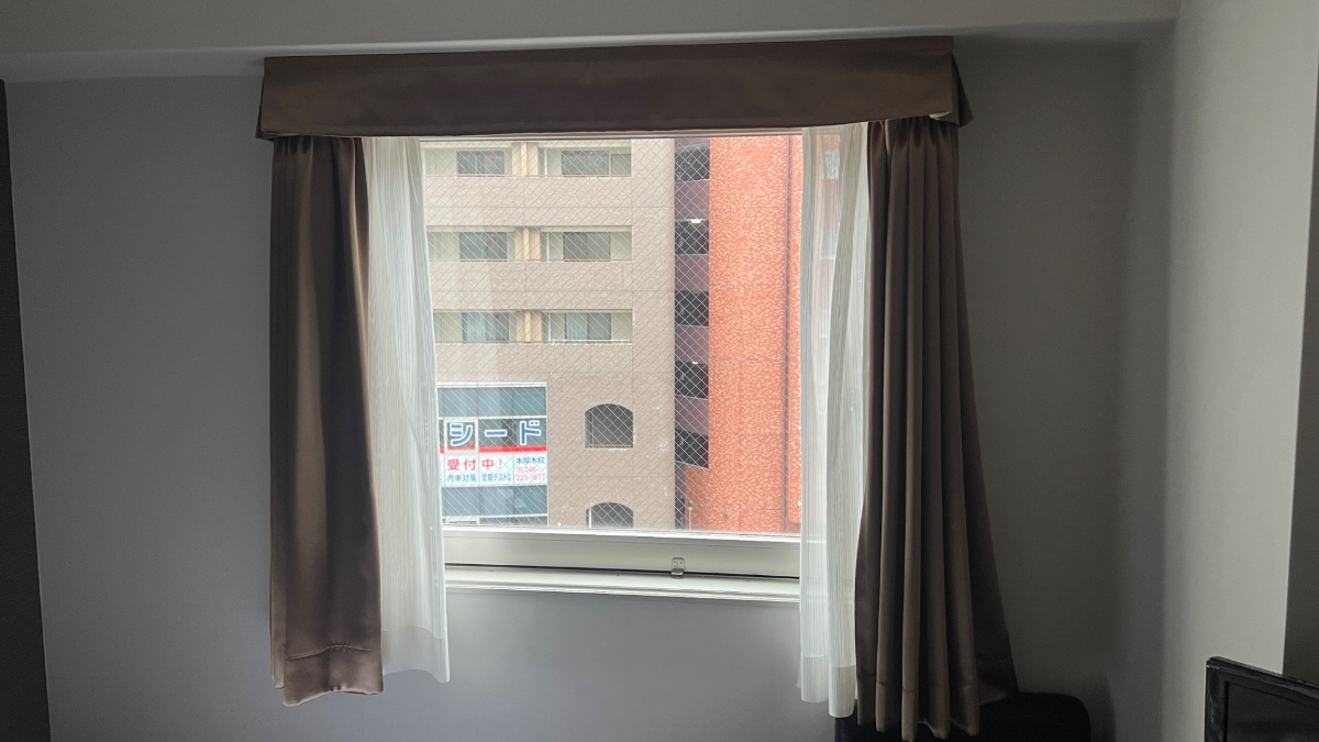 厚木アーバンホテルのカーテンを開けた状態と窓の様子