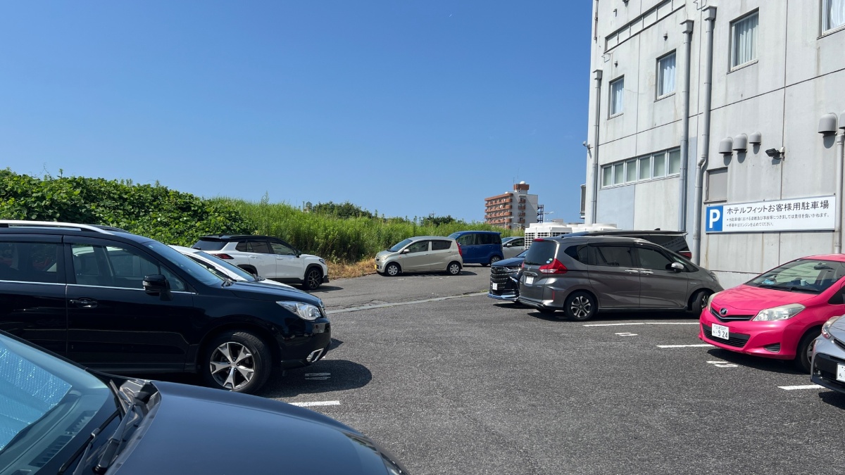 ホテルフィットの駐車場