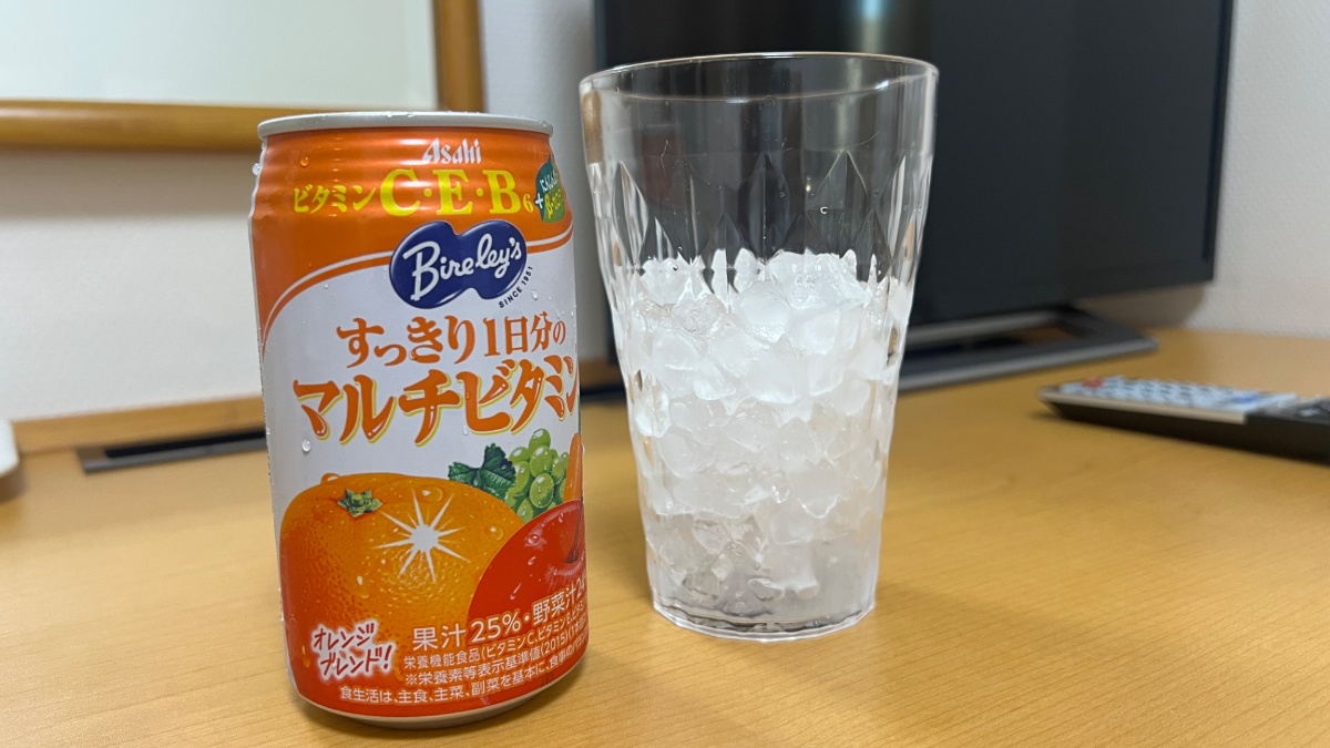 ホテルフィットの製氷器のカップに氷を入れた様子