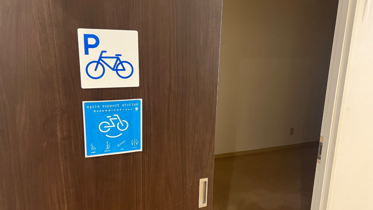 ホテルフィットのサイクルポートステーションの入り口