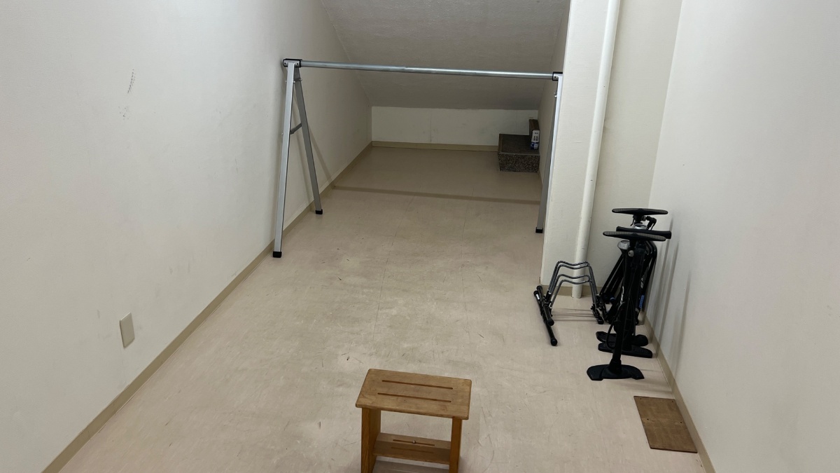 ホテルフィットのサイクルポートステーション内部（サイクルスタンド・空気入れ）