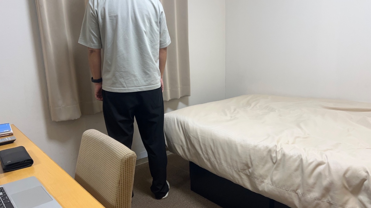 ホテルフィットの部屋全景（ベッド・デスク）