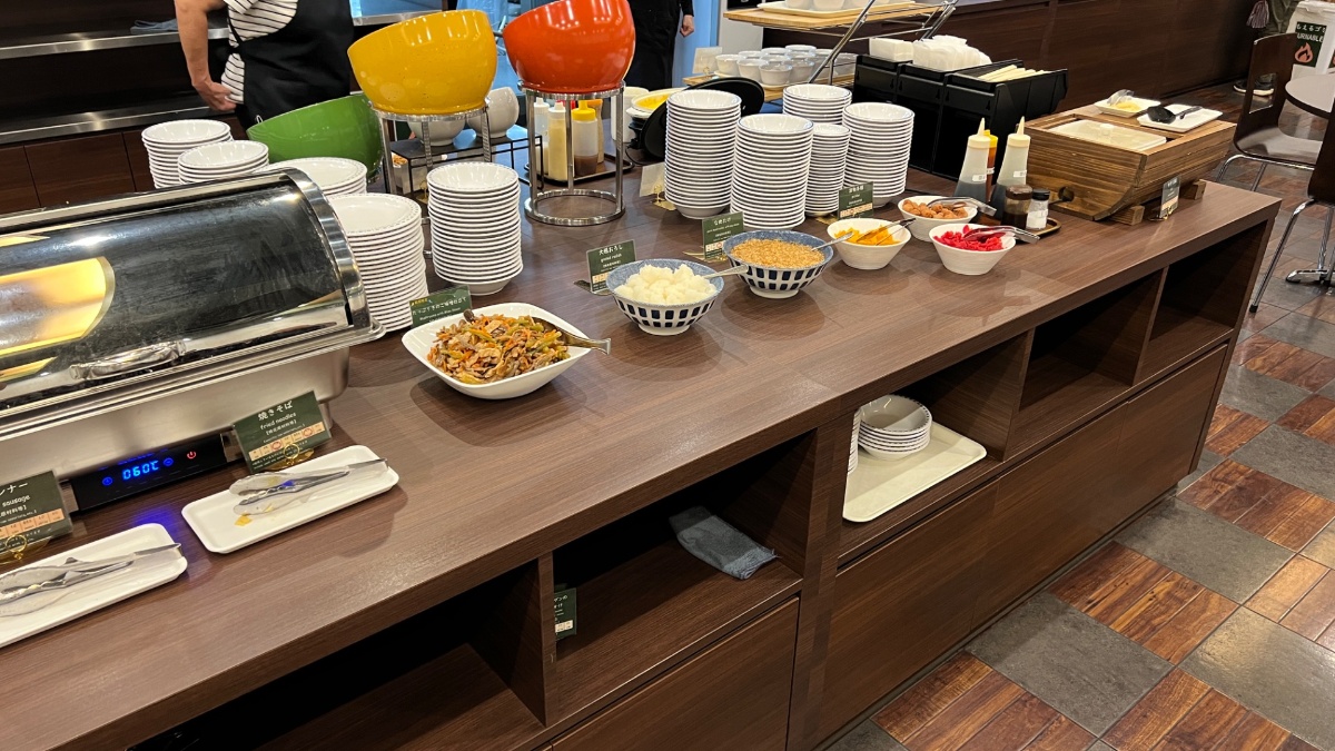 ベルズイン土浦の朝食ビュッフェのご飯・小鉢・ドリンクコーナー