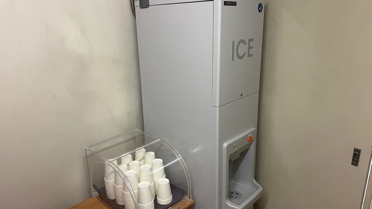 ベルズイン土浦の製氷器と紙コップ