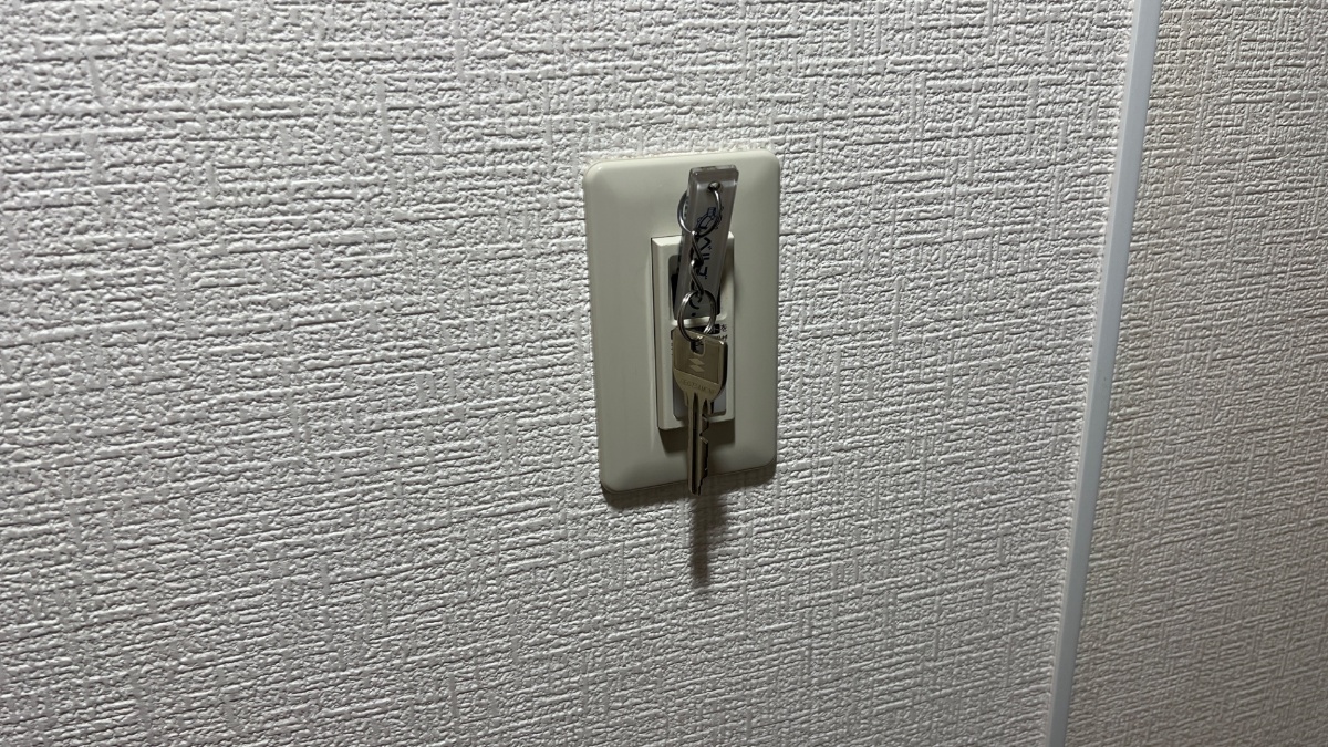 ベルズイン土浦の客室の電源スロットに挿したルームキー