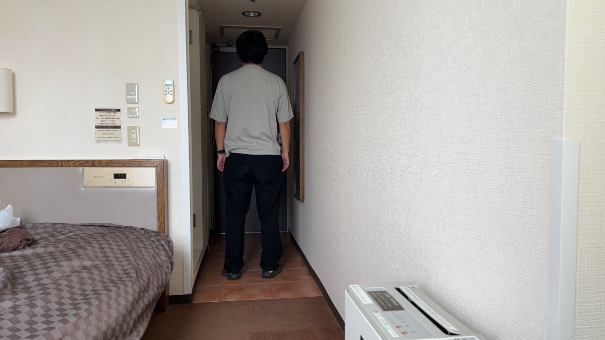 ベルズイン土浦のドアまでの通路の幅（人1名分）