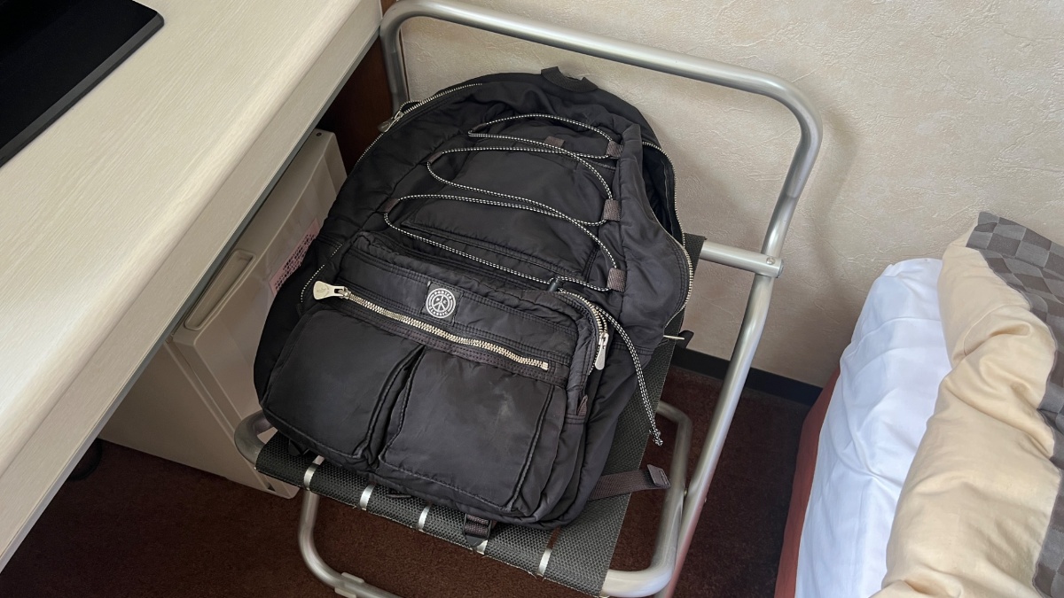 ベルズイン土浦のバゲージラックに荷物を置いた様子